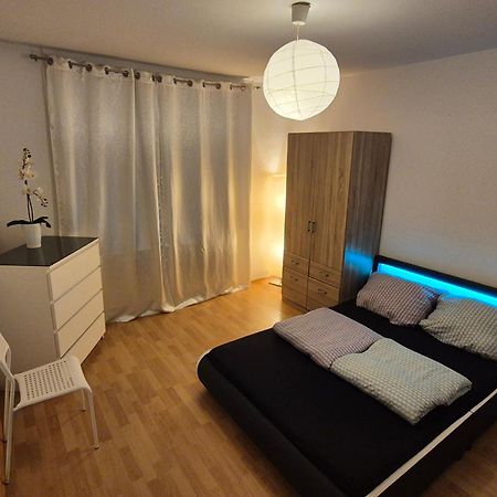 Schoene 3 Schlafzimmer Wohnung Mit 4 Dopplbetten Berlin Dış mekan fotoğraf